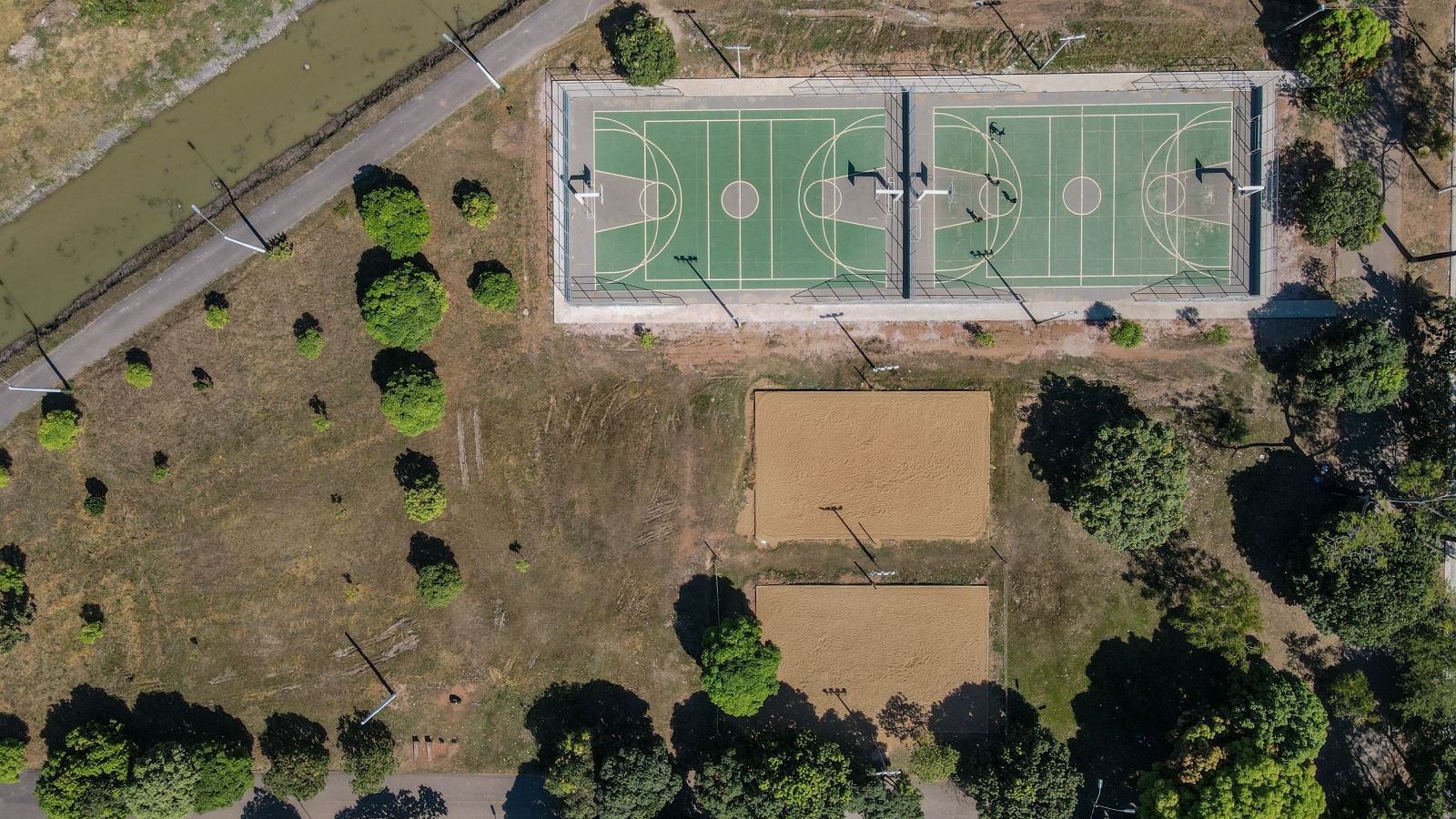  A revitalização do parque inclui ainda a construção das calçadas com piso tátil e implantação de lâmpadas de LED na pista de caminhada